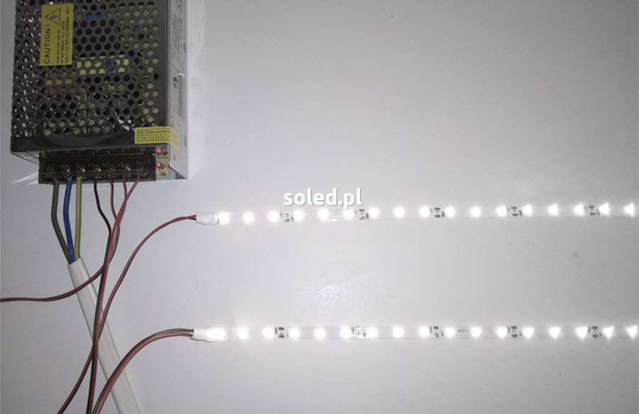 długie odcinki taśmy LED podłączone do zasilacza LED